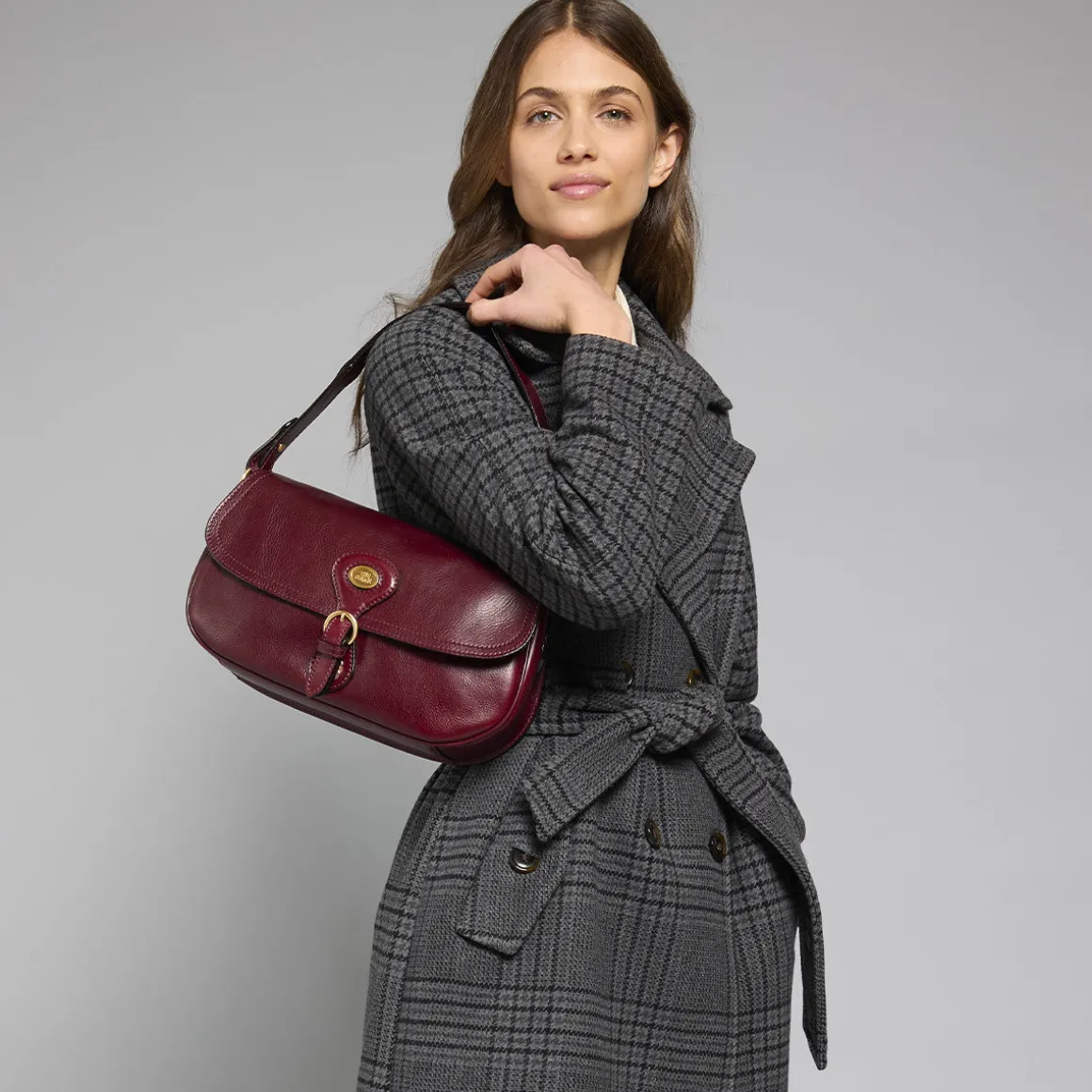 Borsa a spalla in pelle grande con patta frontale