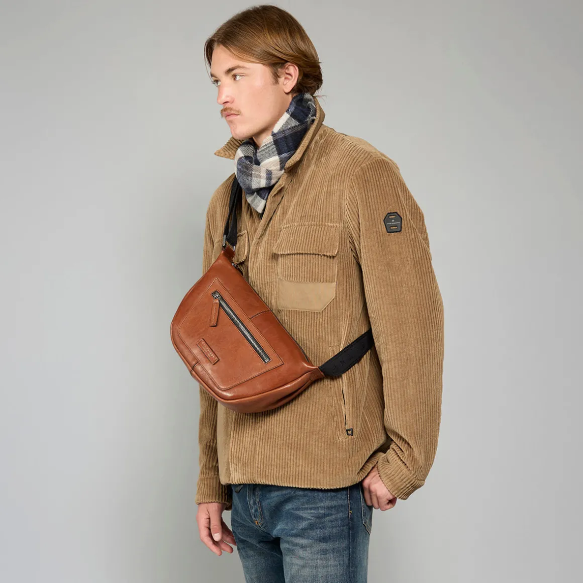 Marsupio uomo in pelle con zip frontale
