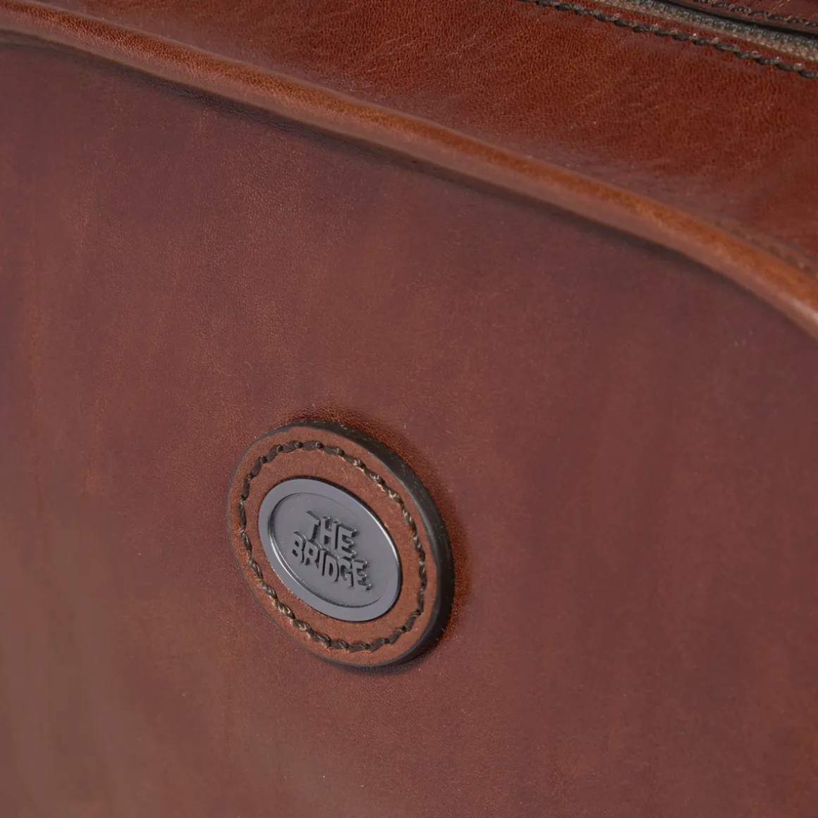 Zaino in pelle uomo una zip e tasche frontali