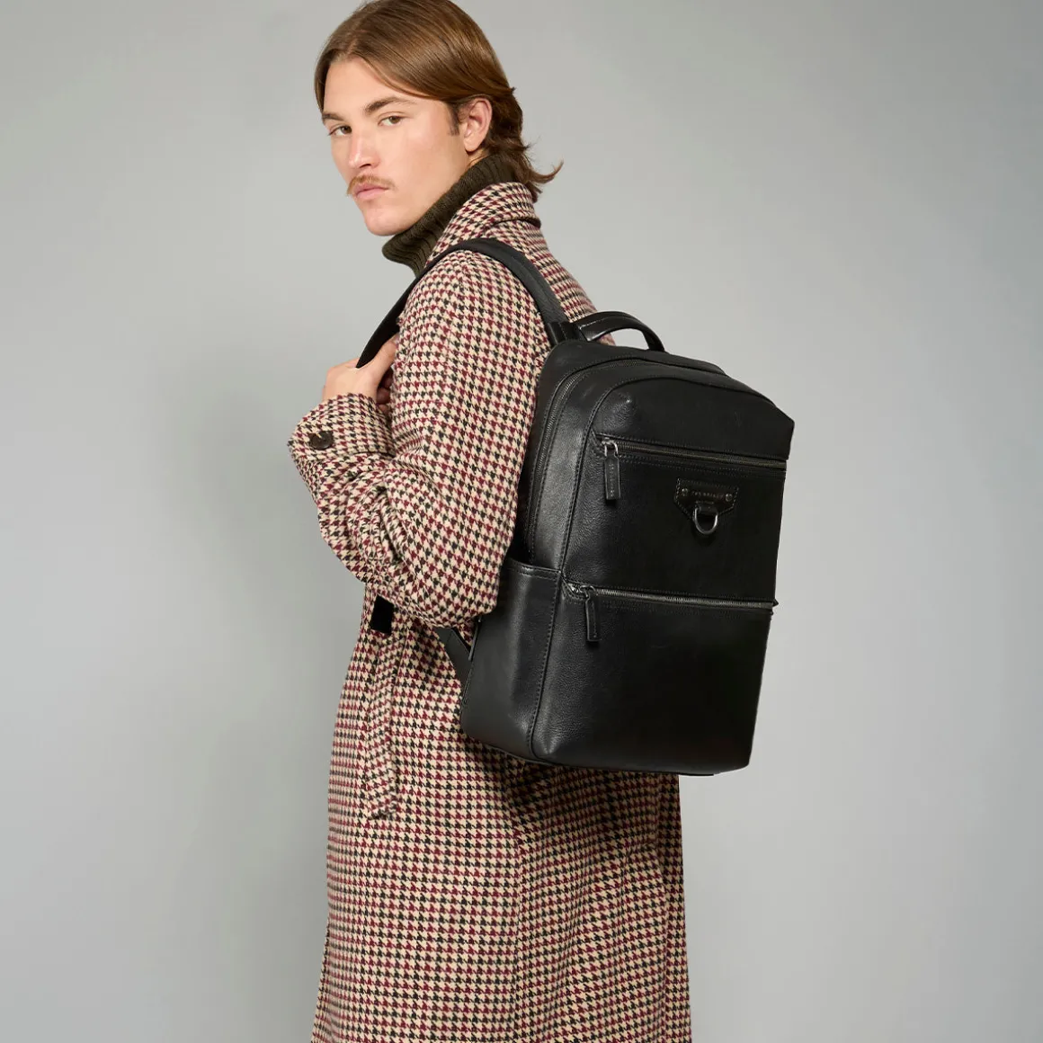 Zaino uomo in pelle una zip e tasca frontale